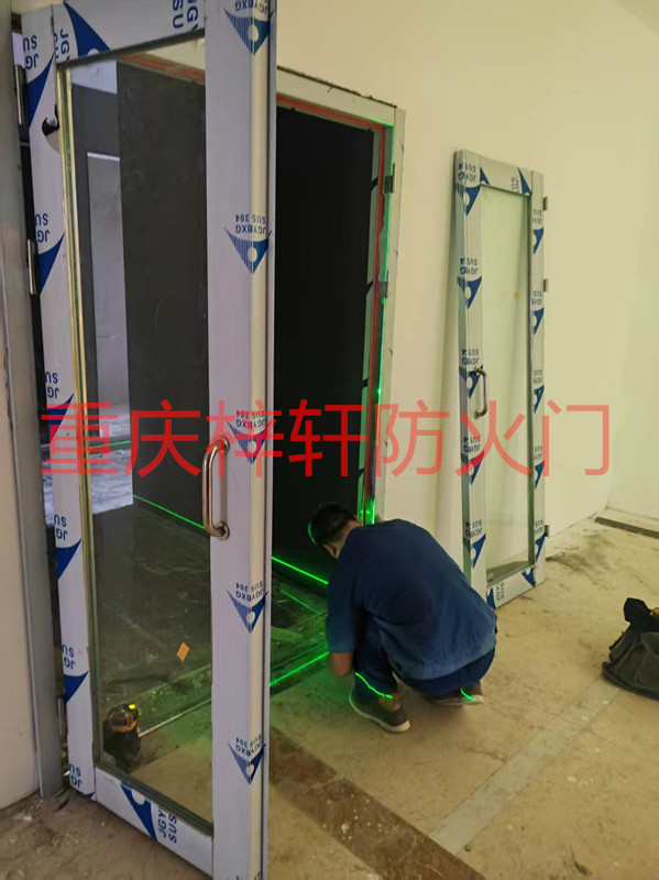 安裝不銹鋼玻璃防火門.jpg
