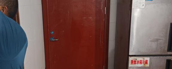 南岸敬老院更換防火門(mén)